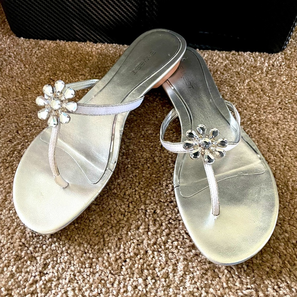 Silver sandals with a cute floral rhinestone decoration
